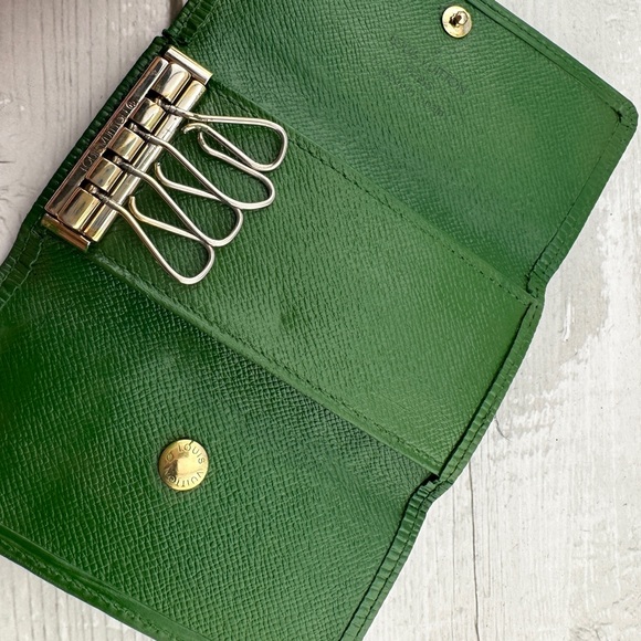 AUTHENTIC Louis Vuitton key holder. Green. - Picture 15 of 15